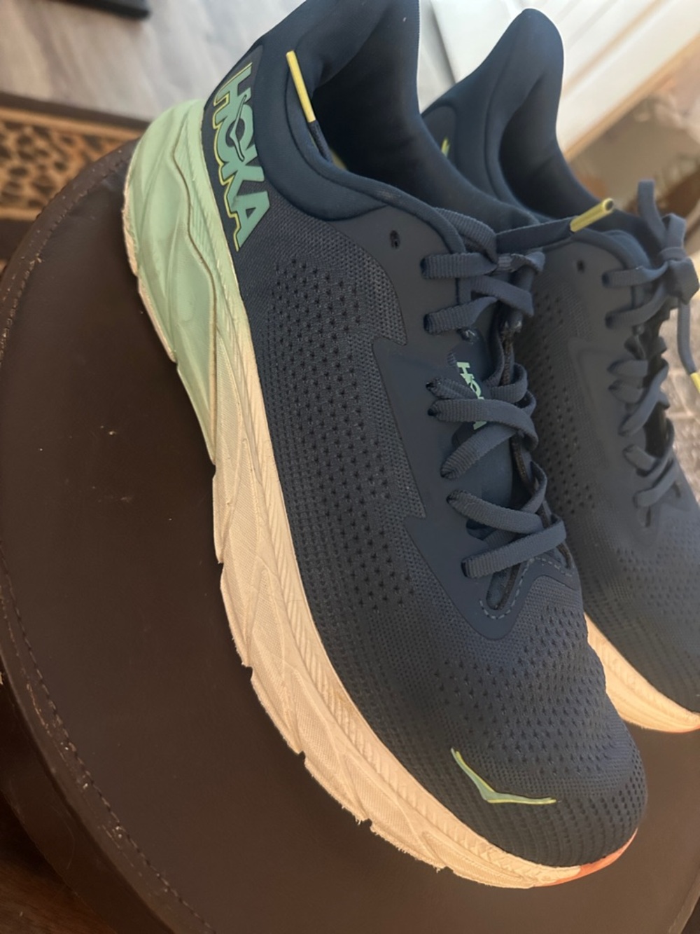 Hoka Arahi 7 navy with mint & white cushioned running shoes